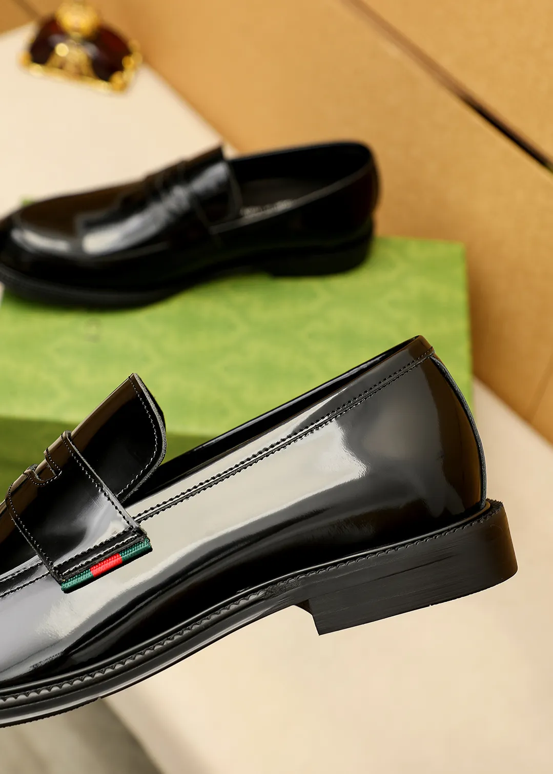 Men's shoes 💰520 💐 Product trademark: GUCCI "Gucci" casual leather shoes Regular size: 38-44 (45.46🉑️customized) Product materials: Selected imported first-layer open-edge beaded cowhide leather upper, imported water-dyed cowhide leather lining. Strong three-dimensional visual effect, original outsole Color: 4⃣️colors available